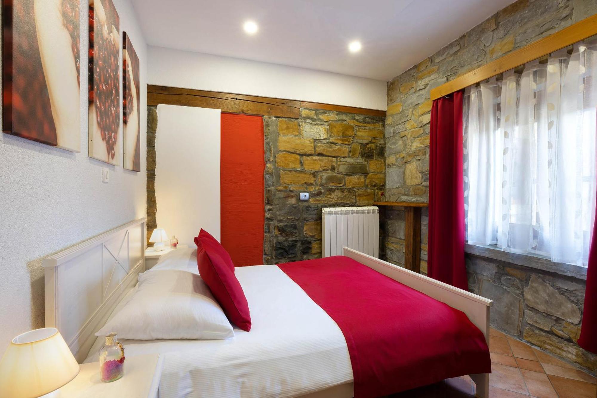 Touristfarm - Apartments "Red Fairytale" Marezige Cameră foto